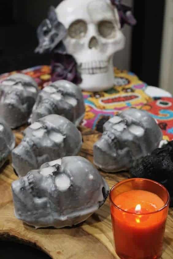 10 | CHOCOLATE GLAZED SKULL CAKES