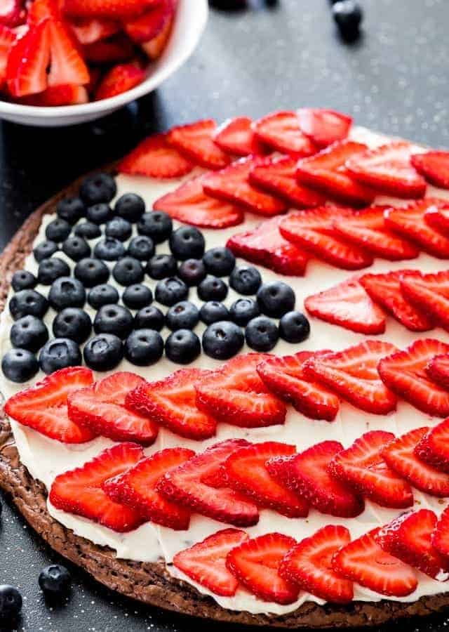 24 | FRUIT BROWNIE PIZZA