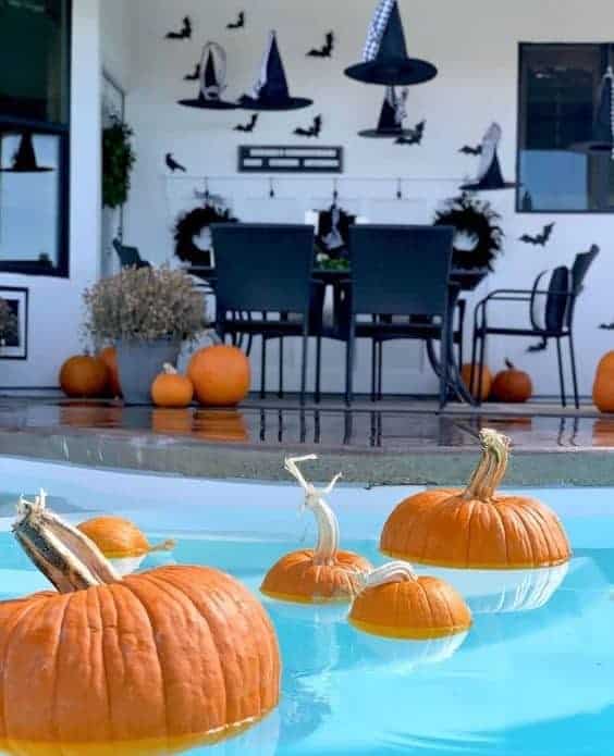 04 | FLOATING POOL PUMPKINS