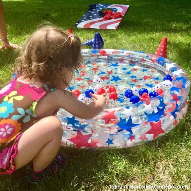 05 | INFLATABLE POOL FULL OF PATRIOTIC RUBBER DUCKIES