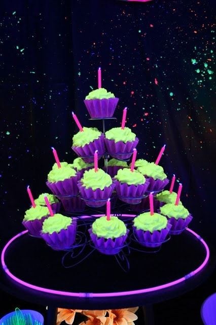 22 | GLOW IN THE DARK CUPCAKE TOWER