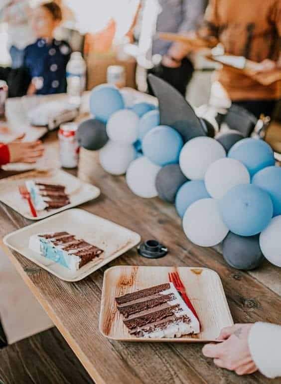 04 | SHARK FIN BALLOON CENTERPIECE