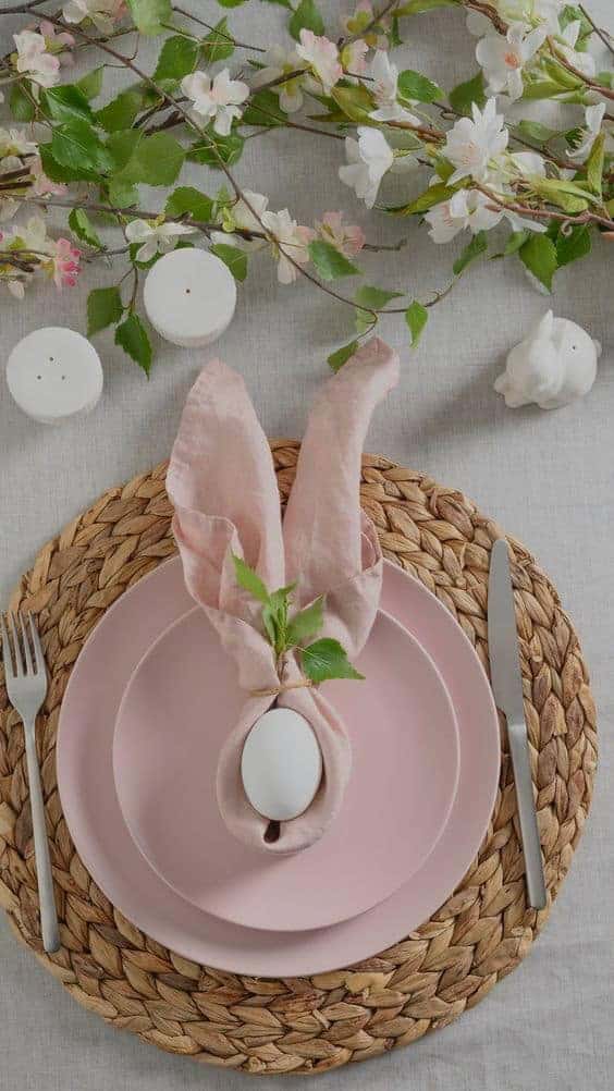 03 | BUNNY SHAPED NAPKINS WITH AN EGG